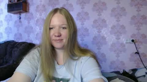 Snapshot of moon_linght000 chatting on June 5, 10:43 am moon_linght000 online show from June 5, 10:43 am