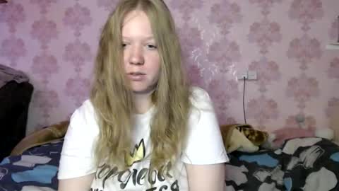 Snapshot of moon_linght000 chatting on June 8, 2:01 am moon_linght000 online show from June 8, 2:01 am