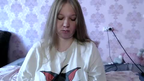 Snapshot of moon_linght000 chatting on June 17, 1:19 am moon_linght000 online show from June 17, 1:19 am