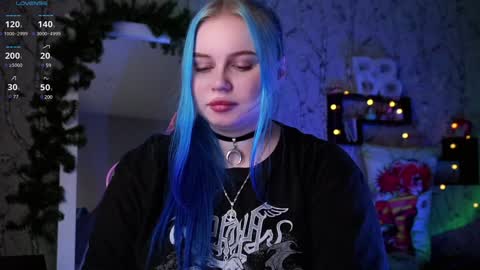 Snapshot of moon_valkyriie chatting on January 20, 1:11 pm Emilia online show from January 20, 1:11 pm