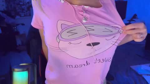 Snapshot of moonlight_mia chatting on October 18, 9:37 pm Mia   online show from October 18, 9:37 pm