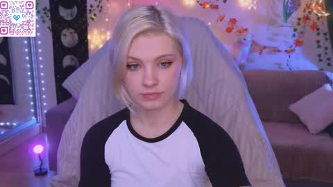 Mia   online show from November 15, 7:10 pm