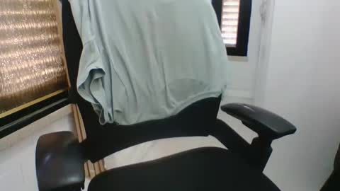 Snapshot of moonnighthugecock chatting on October 6, 10:12 am moonnighthugecock online show from October 6, 10:12 am