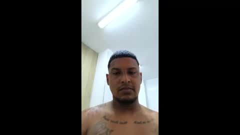 Snapshot of morenoman25 chatting on April 6, 4:32 am Carlos online show from April 6, 4:32 am