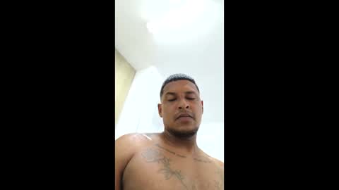 Snapshot of morenoman25 chatting on April 6, 4:46 am Carlos online show from April 6, 4:46 am