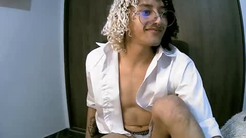 Snapshot of morenox_luxe chatting on December 16, 5:51 pm Danny online show from December 16, 5:51 pm