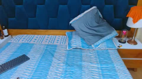 Snapshot of morrigan_luxus chatting on December 13, 11:54 pm morrigan_luxus online show from December 13, 11:54 pm