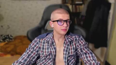 mortythenew online show from March 4, 11:00 pm