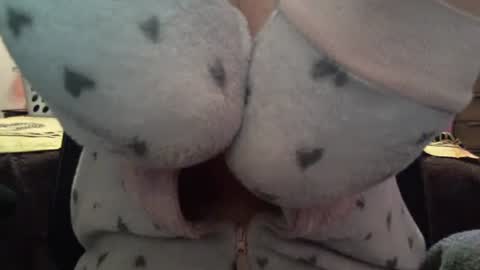 Snapshot of mountainbeauty chatting on December 18, 12:10 am mountainbeauty online show from December 18, 12:10 am