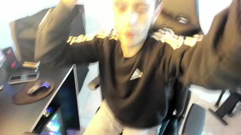 Snapshot of mr_andresr chatting on February 15, 4:14 am Andy online show from February 15, 4:14 am