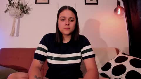 Snapshot of mrbuu_ chatting on January 6, 9:29 pm Laura online show from January 6, 9:29 pm