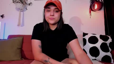 Snapshot of mrbuu_ chatting on January 17, 1:10 am Laura online show from January 17, 1:10 am