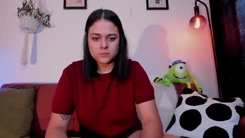 Snapshot of mrbuu_ chatting on February 2, 9:46 pm Laura online show from February 2, 9:46 pm