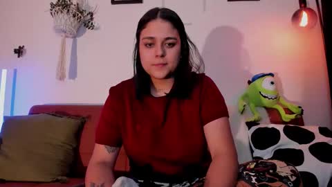 Snapshot of mrbuu_ chatting on February 3, 2:53 am Laura online show from February 3, 2:53 am