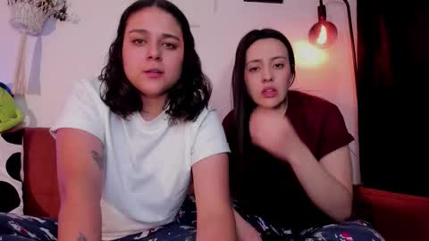 Snapshot of mrbuu_ chatting on February 17, 3:36 am Laura online show from February 17, 3:36 am