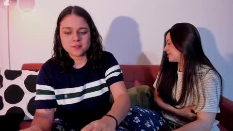 Snapshot of mrbuu_ chatting on March 17, 5:22 am Laura online show from March 17, 5:22 am