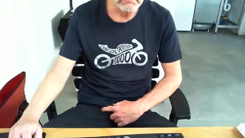 mucfag online show from May 5, 8:00 am