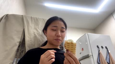 Snapshot of muiklecha chatting on February 2, 10:08 pm Mia online show from February 2, 10:08 pm