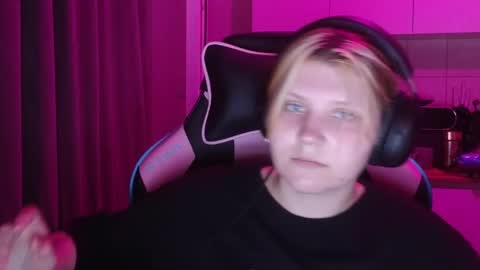 Snapshot of mura_muur chatting on May 29, 4:38 pm Milana online show from May 29, 4:38 pm