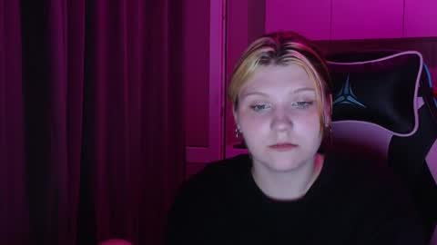 Snapshot of mura_muur chatting on June 2, 3:47 pm Milana online show from June 2, 3:47 pm