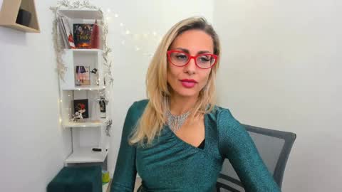 Snapshot of museofstage chatting on December 20, 2:38 pm Diana online show from December 20, 2:38 pm