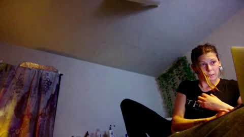 ghost mantis online show from April 28, 7:02 am