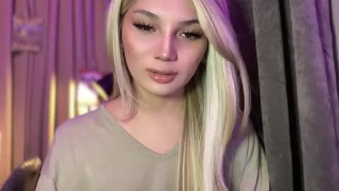 UR GIRL NEXTDOOR online show from May 3, 10:32 am