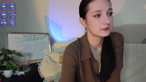 Mia online show from December 3, 5:33 pm