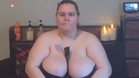 Snapshot of mzjuicybootay2169 chatting on October 9, 8:29 pm Mzjuicybootay online show from October 9, 8:29 pm