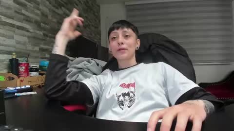 Snapshot of n3utro444 chatting on June 12, 1:43 pm n3utro444 online show from June 12, 1:43 pm