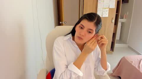 independent model online show from January 25, 5:19 pm