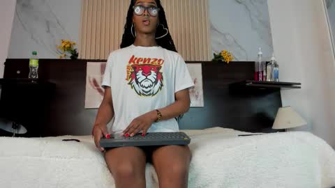 nahomy_james25 online show from September 28, 10:26 pm