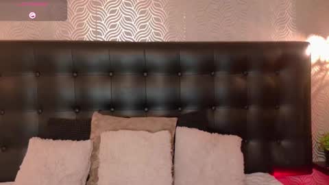 naiaramasson_ online show from September 17, 12:07 pm