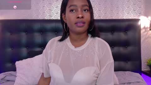 naiaramasson_ online show from December 18, 12:11 pm