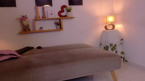 nairagold_ online show from May 16, 12:18 am
