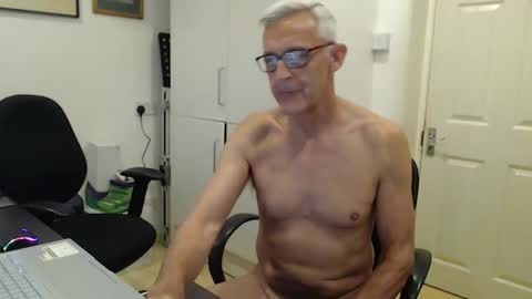 Snapshot of nakedcarpenteruk chatting on June 2, 6:59 am nakedcarpenteruk online show from June 2, 6:59 am