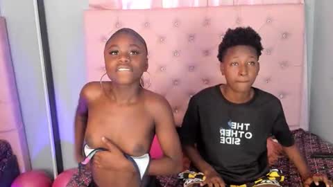 Snapshot of nalaandzuri chatting on October 22, 1:11 pm nalaandzuri ebony lesbian blackgirls online show from October 22, 1:11 pm