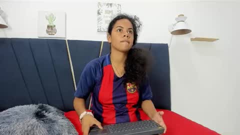 naomi_x0 online show from December 18, 3:29 pm