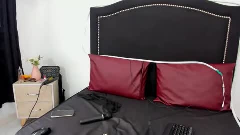 naomidirty_ online show from March 12, 1:50 pm