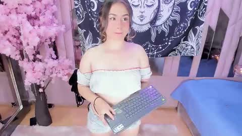 Snapshot of naomii_star chatting on December 14, 9:19 pm online show from December 14, 9:19 pm