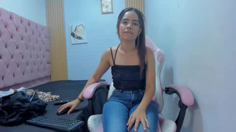 naomis_35 online show from December 2, 8:48 pm