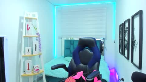 naomy online show from November 12, 2:01 am