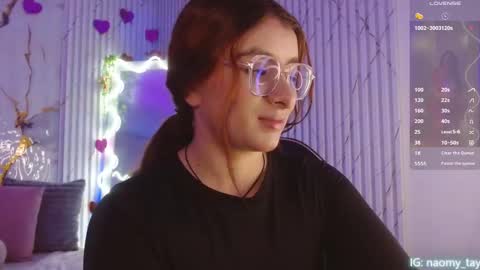 Snapshot of naomy_tay1 chatting on February 21, 3:40 am Naomy online show from February 21, 3:40 am