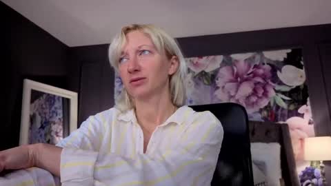 Snapshot of natalie_bitton chatting on June 5, 6:42 am Natalie online show from June 5, 6:42 am
