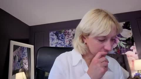 Snapshot of natalie_bitton chatting on June 8, 5:08 am Natalie online show from June 8, 5:08 am