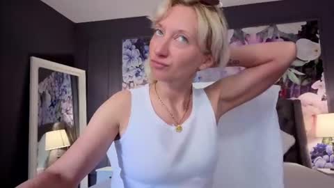 Snapshot of natalie_bitton chatting on June 13, 11:30 am Natalie online show from June 13, 11:30 am