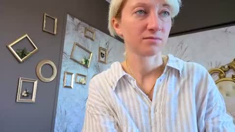 Snapshot of natalie_bitton chatting on June 17, 5:43 am Natalie online show from June 17, 5:43 am