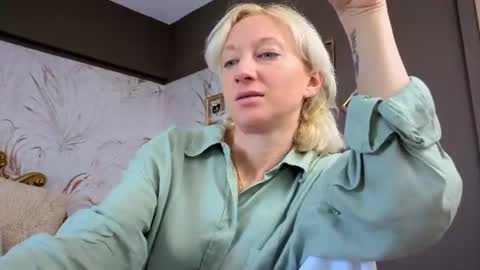 Snapshot of natalie_bitton chatting on June 23, 6:33 am Natalie online show from June 23, 6:33 am