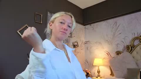 Snapshot of natalie_bitton chatting on June 30, 6:36 am Natalie online show from June 30, 6:36 am