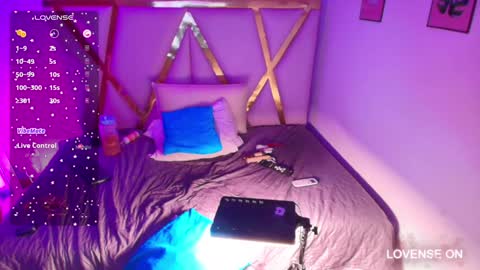 Snapshot of naturall_latina_ chatting on December 4, 9:18 am Sofia online show from December 4, 9:18 am